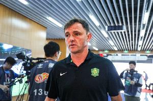 博主：国安结束肇庆三日训练，今天一早启程前往中国香港