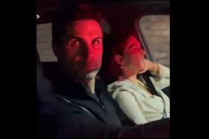 成固定景点了阿尔特塔驾车被球迷堵住，妻子翻白眼无奈扶额