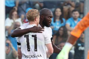 难兄难弟卢卡库季前赛射门拉伤左腿，现丁丁又因射门拉伤右腿