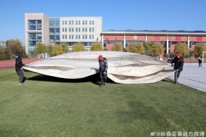 立冬将近 亚泰基地为草坪盖上“棉被”越冬