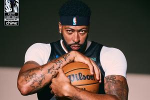 独行侠晒城市版球衣 美媒打趣：浓眉这小肚腩还挺明显啊！