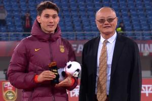 战韩国U22双响！官方：拜合拉木当选本届熊猫杯最佳球员