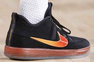 感觉没什么设计！布克今日比赛中首穿“布克2代”签名球鞋