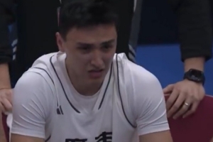 广东全运男篮U22组别夺冠！被替换下场的于米提在替补席激动落泪