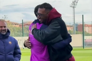 巴萨社媒晒博阿滕造访训练基地视频，与老队友莱万拥抱