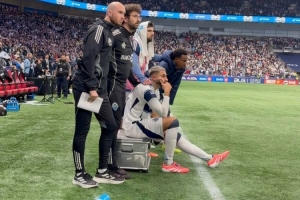 暖心！温哥华球员冲入场内庆祝，穆勒转身拥抱受伤的队友