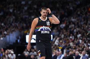 约基奇第21次砍下至少40分10板5助 超恩比德 成近55年中锋最多