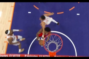 太猛了！阿门冲击内线布克拉都拉不住打进2+1 裁判升级为恶意犯规