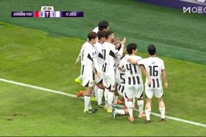 真成“林皇”了林加德攻破海港大门后，全队为其“戴皇冠”