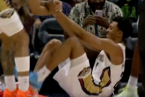 要终结连败了？墨菲突破反篮打成2+1 鹈鹕轰出17-1领先到22分！