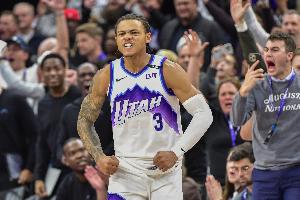 火力全开！基昂特·乔治半场9中7高效砍下21分2板2助 首节15分