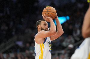 路威：库里末年可以转型成雷·阿伦打法 成为一名定点射手