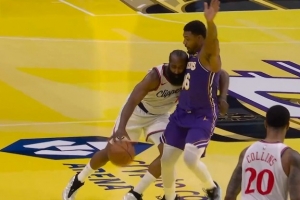 雷迪克很生气！斯玛特防守哈登阻挡犯规 湖人挑战失败