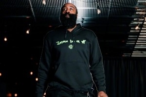 洛城德比！快船入场穿搭：哈登&小卡均卫衣 保罗帅气格子夹克