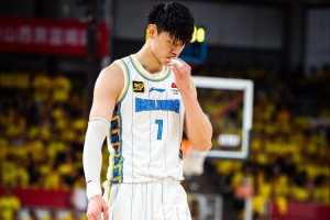 记者：等到这个窗口期国家队比赛打完 曾凡博和北京才会商讨未来