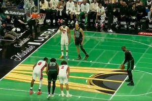 扬眉吐气！杰伦·布朗单打哈里斯 强攻篮下抛投高打板涮进2+1！