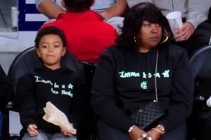 生活大于篮球！昨日洛城德比哈登带着6岁儿子和母亲现场看球