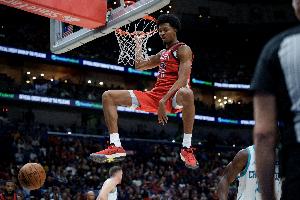 扣得脆生！奎因单腿抛传 墨菲中路空接双手隔扣科沃德！