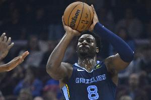 你这啥玩意？JJJ开局3记三分全中&随后9投全铁 半场拿9分1板