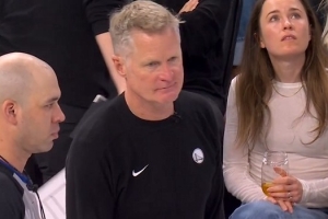 难了！库里带球攻筐被吹进攻犯规 科尔选择挑战但以失败告终