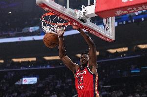 残暴！JJJ上篮被米西高高跃起大帽扇飞 后者还怒吼+秀肌肉！