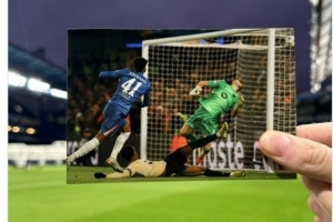 巴萨晒伊涅斯塔绝杀蓝军照片，赛后切尔西以埃斯特旺照片回敬