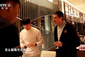 自律！邵佳一在饭桌旁告诫西海岸球员：职业球员怎么能喝可乐呢？