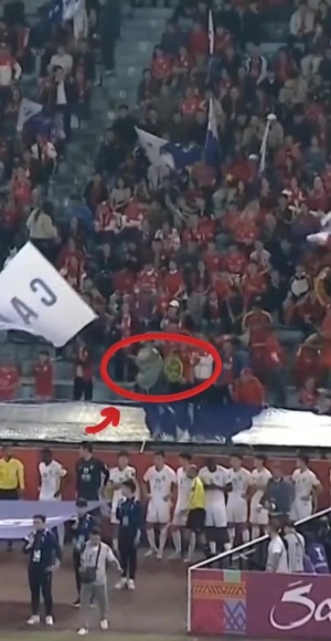 太搞了河内公安球迷cos龟仙人，对阵国安身背龟壳玩偶站在C位