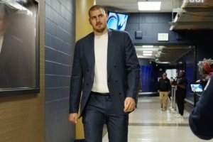 掘金球员出场穿搭：约基奇西装革履&瓦兰丘纳斯肌肉尽显