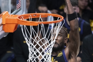 很舒服！东契奇突破包夹吸引第三人协防 高抛助攻艾顿轻松吃饼