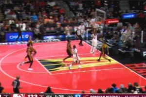 真有韧劲！米切尔借反击机会靠开防守人取分 双方战平了