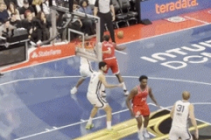 干拔+追身！哈登感觉来了 右侧45度连续飚进两记三分