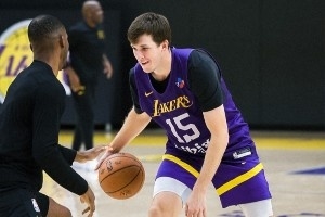 三巨头齐亮相！湖人官方晒出球队训练照：备战NBA杯