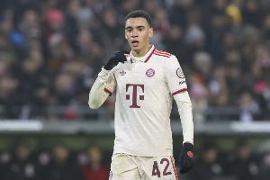 图片报：穆西亚拉预计在明年1月复出，他今天首次进行多项训练