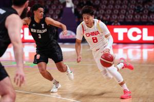 直播吧：中国男篮带13名球员赴韩国备战世预赛 为之前12人＋赵睿