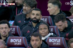 导播太懂了镜头长时间给到替补席上的萨拉赫，随后切给斯洛特