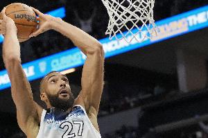 势大力沉！戈贝尔篮下接球 力压加尔扎暴起双手隔扣