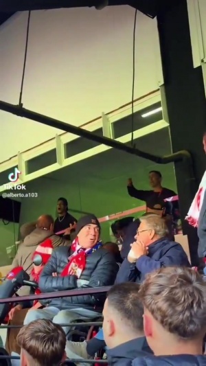 点燃德比安东尼在包厢激情庆祝，塞维球迷竖中指+辱骂+扔东西