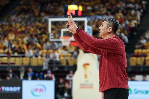 能防的阵容让韩国三分10中7 希望球员们赶紧调整 把心理包袱扔掉