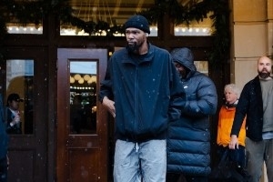 火箭众将入场穿搭：杜兰特依旧气质冷帽 杰夫·格林利落夹克造型