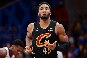 很失望？米切尔赛后罕见没接受记者采访 在旁边玩手机&发呆