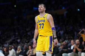 这动作很娴熟！东契奇单打狄龙 翻身后仰金鸡独立中投命中！