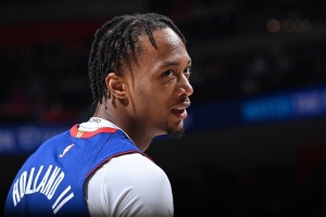 霍兰：防守是我们的立足之本 战胜老鹰证明了我们过去一年的成长