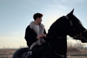 化身骑士拜合拉木晒骑马视频：今天来个不一样的