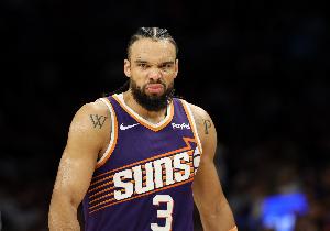 龙腾水溅！狄龙火力全开连续拿分 帮助太阳占据场上主动