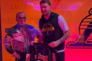 东契奇获得由传奇设计师Jeff Hamilton创作的湖人定制版夹克