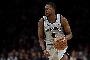 中规中矩！福克斯上半场10投4中  三分5中3拿到11分2篮板