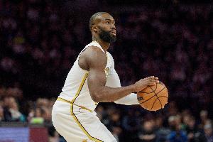 长舒一口气！杰伦·布朗突破单臂劈扣打停尼克斯