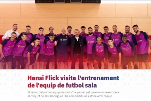 巴萨官方：弗里克今天去看了巴萨室内足球队的训练，并与球队合影