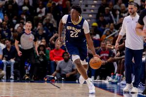 灵犀一点！奎因精妙击地撕开防线 皮维空篮轻松扣进